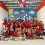 Mahasiswa KKN-T Literasi Unhas mendampingi siswa menjelajahi buku melalui program Jelita di Bontokanang, Takalar. (foto: Dok.Pribadi).